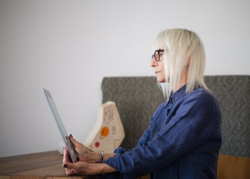 iäkäs nainen katselee tablet tietokonetta