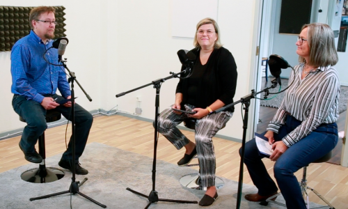 Tuttu net podcastin kolmannen osan nauhoituksista. Kuvassa: Panu Karhinen, Marja Lyytikäinen, Toini Harra