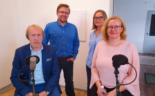 Tuttu net podcastin viidennen osan nauhoitukset. Kuvassa: Christian Lardot, Panu Karhinen, Helen Chambers ja Toini Harra